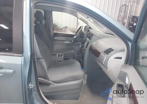 2010 Chrysler Town & Country Touring z USA, uszkodzony, nr VIN 2A4RR5D12AR428246